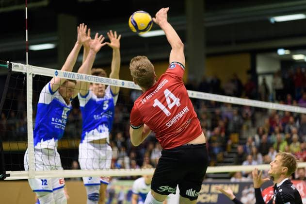 Timon Schippmann (TV Rottenburg, 14) im Angriff gegen Martin Burgartz (L.E. Volleys, 12) und Jannik Kossmann (L.E. Volleys, 03) TV Rottenburg vs. L.E. Volleys, Volleyball, 2. Bundesliga Sued, 7. Spieltag, Saison 2024 2025, 16.11.2024, TV Rottenburg vs. L.E. Volleys, Volleyball, 2. Bundesliga Sued, 7. Spieltag, Saison 2024 2025, 16.11.2024 Rottenburg Copyright: xEibner-Pressefoto RalphxKunzex EP_RKE