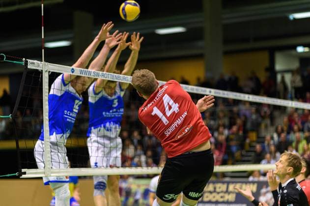 Timon Schippmann (TV Rottenburg, 14) im Angriff gegen Martin Burgartz (L.E. Volleys, 12) und Jannik Kossmann (L.E. Volleys, 03) TV Rottenburg vs. L.E. Volleys, Volleyball, 2. Bundesliga Sued, 7. Spieltag, Saison 2024 2025, 16.11.2024, TV Rottenburg vs. L.E. Volleys, Volleyball, 2. Bundesliga Sued, 7. Spieltag, Saison 2024 2025, 16.11.2024 Rottenburg Copyright: xEibner-Pressefoto RalphxKunzex EP_RKE