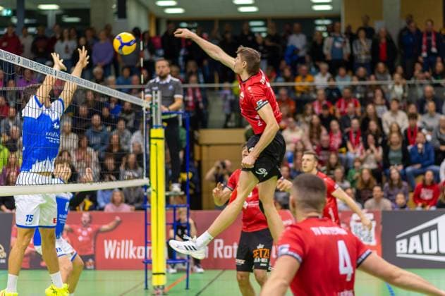 Jan Huber (TV Rottenburg, 03) im Angriff gegen Lennard Rossmy (L.E. Volleys, 15) TV Rottenburg vs. L.E. Volleys, Volleyball, 2. Bundesliga Sued, 7. Spieltag, Saison 2024 2025, 16.11.2024, TV Rottenburg vs. L.E. Volleys, Volleyball, 2. Bundesliga Sued, 7. Spieltag, Saison 2024 2025, 16.11.2024 Rottenburg Copyright: xEibner-Pressefoto RalphxKunzex EP_RKE