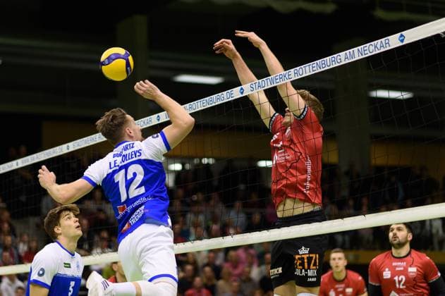 Timon Schippmann (TV Rottenburg, 14) gegen Martin Burgartz (L.E. Volleys, 12), links Jannik Kossmann (L.E. Volleys, 03) TV Rottenburg vs. L.E. Volleys, Volleyball, 2. Bundesliga Sued, 7. Spieltag, Saison 2024 2025, 16.11.2024, TV Rottenburg vs. L.E. Volleys, Volleyball, 2. Bundesliga Sued, 7. Spieltag, Saison 2024 2025, 16.11.2024 Rottenburg Copyright: xEibner-Pressefoto RalphxKunzex EP_RKE