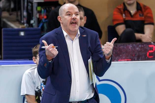 16.11.24, Berlin, Volleyball: 1.Bundesliga, Maenner, 8. Spieltag, BR Volleys - TSV Haching Muenchen, Max-Schmeling-Halle. Trainer Joel Banks der Berlin Volleys steht gestikulierend am Spielfeldrand. BR Volleys - TSV Haching Muenchen
