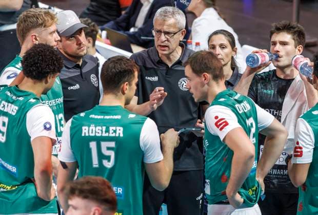 16.11.24, Berlin, Volleyball: 1.Bundesliga, Maenner, 8. Spieltag, BR Volleys - TSV Haching Muenchen, Max-Schmeling-Halle. Trainer Mircea Dudas von TSV Haching Muenchen bespricht sich mit der Mannschaft. BR Volleys - TSV Haching Muenchen