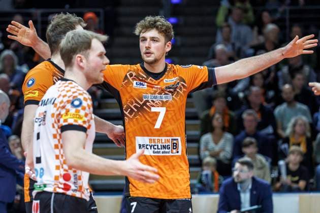 16.11.24, Berlin, Volleyball: 1.Bundesliga, Maenner, 8. Spieltag, BR Volleys - TSV Haching Muenchen, Max-Schmeling-Halle. Berlins Simon Plaskie freut sich über den erspielten Punkt. BR Volleys - TSV Haching Muenchen
