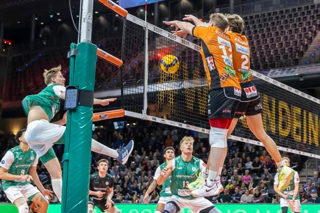 16.11.24, Berlin, Volleyball: 1.Bundesliga, Maenner, 8. Spieltag, BR Volleys - TSV Haching Muenchen, Max-Schmeling-Halle. Berlins Jan Fornal und Berlins Matthew Knigge blocken den Ball. BR Volleys - TSV Haching Muenchen