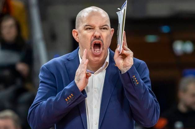 16.11.24, Berlin, Volleyball: 1.Bundesliga, Maenner, 8. Spieltag, BR Volleys - TSV Haching Muenchen, Max-Schmeling-Halle. Trainer Joel Banks der Berlin Volleys steht gestikulierend am Spielfeldrand. BR Volleys - TSV Haching Muenchen