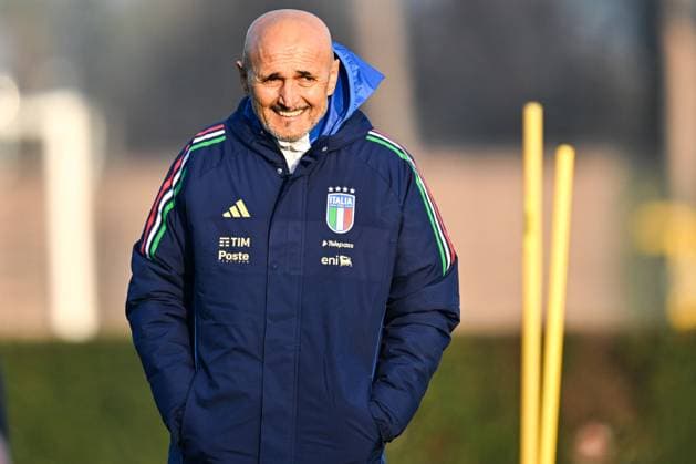 Italy Training Session & press conference, PK, Pressekonferenz Head coach of Italy, Luciano Spalletti, looks on during an Italy training session at BPER Training Centre in Appiano Gentile, Como, Italy, on November 16, 2024. Appiano Gentile, Como Italy  Copyright: xTizianoxBallabiox originalFilename:ballabio-italytra241116_npojy.jpg