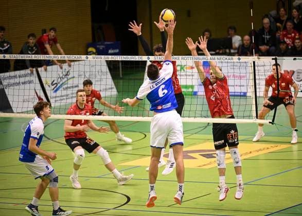 Volleyball 2. Bundesliga Saison 2024 2025 in der Volksbank Arena 16.11.2024 TV Rottenburg - L.E. Volleys Timon Schippmann (re, TV Rottenburg) und Yannick Menke (Mitte verdeckt, TV Rottenburg) gegen Yannick Siebeck (Nr.6, Leipzig)