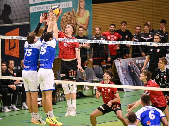 Volleyball 2. Bundesliga Saison 2024 2025 in der Volksbank Arena 16.11.2024 TV Rottenburg - L.E. Volleys Niklas Lichtenauer (Mitte, TV Rottenburg) und Leipzig Block, Bela Wiese (li) und Lennard Rossmy (2.v.li.) sowie Linus Hermann (2.v.re, TV Rottenburg) und Jan Huber (re, TV Rottenburg)