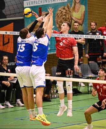 Volleyball 2. Bundesliga Saison 2024 2025 in der Volksbank Arena 16.11.2024 TV Rottenburg - L.E. Volleys Niklas Lichtenauer (re TV Rottenburg) und Leipzig Block, Bela Wiese (li) und Lennard Rossmy (Mitte)