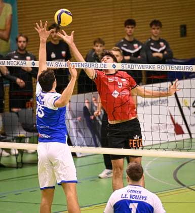 Volleyball 2. Bundesliga Saison 2024 2025 in der Volksbank Arena 16.11.2024 TV Rottenburg - L.E. Volleys Linus Hermann (re, TV Rottenburg) und Lennard Rossmy (li, Leipzig Block)