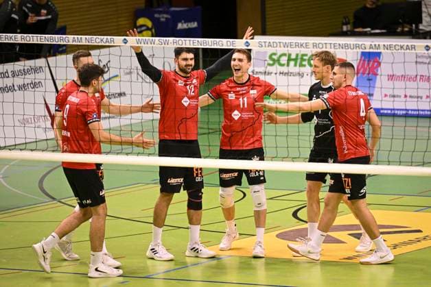 Volleyball 2. Bundesliga Saison 2024 2025 in der Volksbank Arena 16.11.2024 TV Rottenburg - L.E. Volleys Team TV Rottenburg; Linus Hermann, Niklas Lichtenauer, Yannick Menke, Robin Leber, Dirk Mehlberg und Jakob Elsaesser (v.li.)