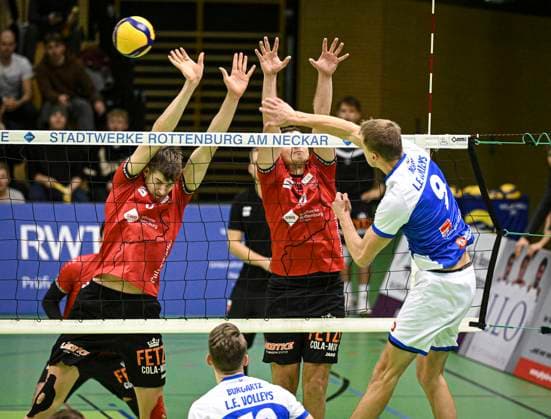 Volleyball 2. Bundesliga Saison 2024 2025 in der Volksbank Arena 16.11.2024 TV Rottenburg - L.E. Volleys Jakob Elsaesser (mitte, TV Rottenburg) und Jan Huber (li, TV Rottenburg) gegen Cedrik Moede (Leipzig)