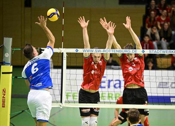 Volleyball 2. Bundesliga Saison 2024 2025 in der Volksbank Arena 16.11.2024 TV Rottenburg - L.E. Volleys Yannick Siebeck (li, Leipzig) gegen Niklas Lichtenauer (Mitte, TV Rottenburg) und Jan Huber (re, TV Rottenburg)