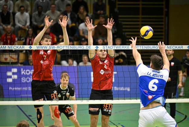 Volleyball 2. Bundesliga Saison 2024 2025 in der Volksbank Arena 16.11.2024 TV Rottenburg - L.E. Volleys Yannick Siebeck (re, Leipzig) gegen Jakob Elsaesser (Mitte, TV Rottenburg) und Jan Huber (re, TV Rottenburg)