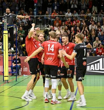 Volleyball 2. Bundesliga Saison 2024 2025 in der Volksbank Arena 16.11.2024 TV Rottenburg - L.E. Volleys Teamjubel TV Rottenburg; Jan Huber, Jannik Lehmann, Timon Schippmann, Jakob Elsaesser und Dirk Mehlberg (v.li.)