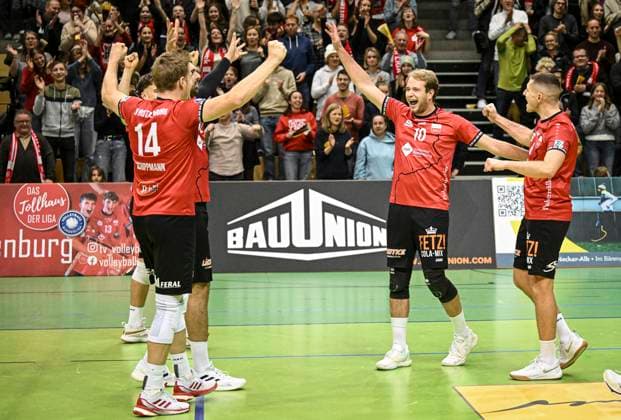 Volleyball 2. Bundesliga Saison 2024 2025 in der Volksbank Arena 16.11.2024 TV Rottenburg - L.E. Volleys Teamjubel TV Rottenburg; Timon Schippmann, Jannik Lehmann und Jakob Elsaesser (v.li.)