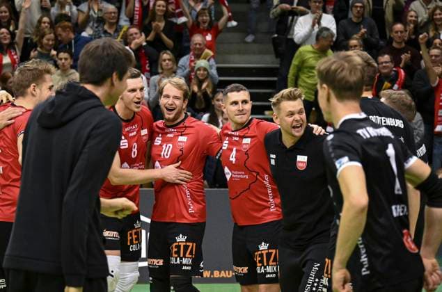 Volleyball 2. Bundesliga Saison 2024 2025 in der Volksbank Arena 16.11.2024 TV Rottenburg - L.E. Volleys Schlussjubel TV Rottenburg; Niklas Lichtenauer, Jannik Lehmann, Jakob Elsaesser, Trainer Jan Scheuermann (v.li.)