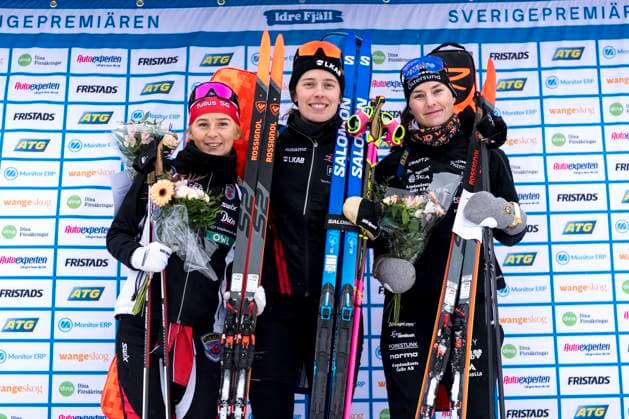 241117 Anna-Karin Heijdenberg of Sweden, Elvira Öberg of Sweden and Ella Halvarsson of Sweden celebrate on the pdium after the women s 7,5km sprint during the Swedish Premiere in biathlon on November 17, 2024 in Idre. Photo: Sara Damne BILDBYRAN kod SD MT0697 skidskytte biathlon skiskyting sverigepremiären sverigepremiär swedish premiere sverige bbeng jubel Copyright: SARAxDAMNE BB241117SD012