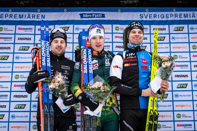 241117 Jesper Nelin, Sebastian Samuelsson of Sweden and Rene Zahkna of Estonia celebrate at the podium after the men s 10km sprint during the Swedish Premiere in biathlon on November 17, 2024 in Idre. Photo: Maxim ThorÃ BILDBYRAN kod MT MT0696 skidskytte biathlon skiskyting sverigepremiären sverigepremiär swedish premiere sverige bbeng jubel Copyright: MAXIMxTHORE BB241117MT031