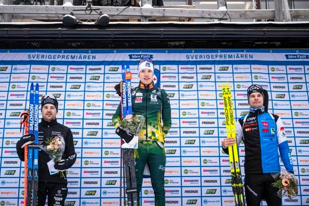 241117 Jesper Nelin, Sebastian Samuelsson of Sweden and Rene Zahkna of Estonia celebrate at the podium after the men s 10km sprint during the Swedish Premiere in biathlon on November 17, 2024 in Idre. Photo: Maxim ThorÃ BILDBYRAN kod MT MT0696 skidskytte biathlon skiskyting sverigepremiären sverigepremiär swedish premiere sverige bbeng jubel Copyright: MAXIMxTHORE BB241117MT032