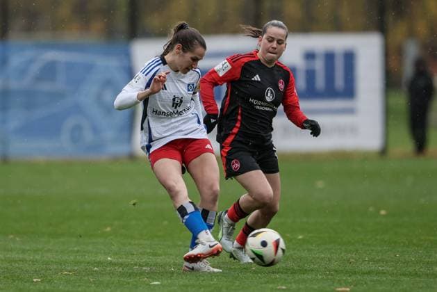 v.li.: Pauline Machtens (Hamburger SV, 28) und Jonna Brengel (1. FC Nürnberg, 17) im Zweikampf, Duell, Dynamik, Aktion, Action, Spielszene, DIE DFB-RICHTLINIEN UNTERSAGEN JEGLICHE NUTZUNG VON FOTOS ALS SEQUENZBILDER UND ODER VIDEOÄHNLICHE FOTOSTRECKEN. DFB REGULATIONS PROHIBIT ANY USE OF PHOTOGRAPHS AS IMAGE SEQUENCES AND OR QUASI-VIDEO., 17.11.2024, Hamburg (Deutschland), Fussball, 2. Frauen-Bundesliga, Hamburger SV - 1. FC Nürnberg