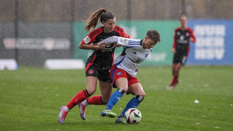 v.li.: Nele Bauereisen (1. FC Nürnberg, 23) und Jobina Lahr (Hamburger SV, 31) im Zweikampf, Duell, Dynamik, Aktion, Action, Spielszene, DIE DFB-RICHTLINIEN UNTERSAGEN JEGLICHE NUTZUNG VON FOTOS ALS SEQUENZBILDER UND ODER VIDEOÄHNLICHE FOTOSTRECKEN. DFB REGULATIONS PROHIBIT ANY USE OF PHOTOGRAPHS AS IMAGE SEQUENCES AND OR QUASI-VIDEO., 17.11.2024, Hamburg (Deutschland), Fussball, 2. Frauen-Bundesliga, Hamburger SV - 1. FC Nürnberg