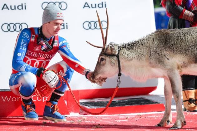 Bilder des Jahres 2024, Sport 11 November Sport Themen der Woche KW46 Sport Bilder des Tages ALPINE SKIING - FIS WC Levi LEVI,FINLAND,17.NOV.24 - ALPINE SKIING - FIS World Cup, slalom, men. Image shows Clement Noel (FRA) with a reindeer.  GEPAxpictures xHaraldxSteiner