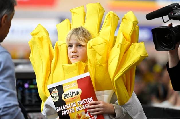 Lotto Six Days Flanders Ghent 2024 - day 6 GENT, BELGIUM - NOVEMBER 17 : Illustration picture showing a boy dressed up as french fries during the 6th and final day of the 83th edition of the Six Days of Flanders-Ghent. The Six Days of Ghent ( Zesdaagse van Gent in Dutch) is a cycling event on the Kuipke cycling track in the Citadel Park in Ghent. On November 12, 2024 in Gent, Belgium, 12 11 2024 Gent Belgium  Copyright: xNicoxVereeckenx