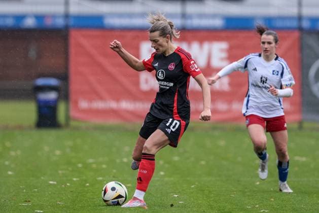 v.li.: Medina Desic (1. FC Nürnberg, 10) am Ball, Einzelbild, Ganzkörper, Aktion, Action, Spielszene, DIE DFB-RICHTLINIEN UNTERSAGEN JEGLICHE NUTZUNG VON FOTOS ALS SEQUENZBILDER UND ODER VIDEOÄHNLICHE FOTOSTRECKEN. DFB REGULATIONS PROHIBIT ANY USE OF PHOTOGRAPHS AS IMAGE SEQUENCES AND OR QUASI-VIDEO., 17.11.2024, Hamburg (Deutschland), Fussball, 2. Frauen-Bundesliga, Hamburger SV - 1. FC Nürnberg