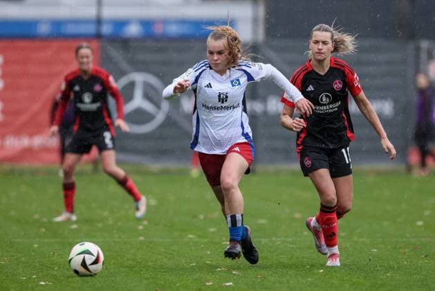 v.li.: Svea Stoldt (Hamburger SV, 8) und Medina Desic (1. FC Nürnberg, 10) im Zweikampf, Duell, Dynamik, Aktion, Action, Spielszene, DIE DFB-RICHTLINIEN UNTERSAGEN JEGLICHE NUTZUNG VON FOTOS ALS SEQUENZBILDER UND ODER VIDEOÄHNLICHE FOTOSTRECKEN. DFB REGULATIONS PROHIBIT ANY USE OF PHOTOGRAPHS AS IMAGE SEQUENCES AND OR QUASI-VIDEO., 17.11.2024, Hamburg (Deutschland), Fussball, 2. Frauen-Bundesliga, Hamburger SV - 1. FC Nürnberg