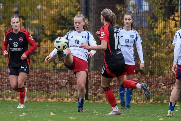 v.li.: Svea Stoldt (Hamburger SV, 8) und Medina Desic (1. FC Nürnberg, 10) im Zweikampf, Duell, Dynamik, Aktion, Action, Spielszene, DIE DFB-RICHTLINIEN UNTERSAGEN JEGLICHE NUTZUNG VON FOTOS ALS SEQUENZBILDER UND ODER VIDEOÄHNLICHE FOTOSTRECKEN. DFB REGULATIONS PROHIBIT ANY USE OF PHOTOGRAPHS AS IMAGE SEQUENCES AND OR QUASI-VIDEO., 17.11.2024, Hamburg (Deutschland), Fussball, 2. Frauen-Bundesliga, Hamburger SV - 1. FC Nürnberg