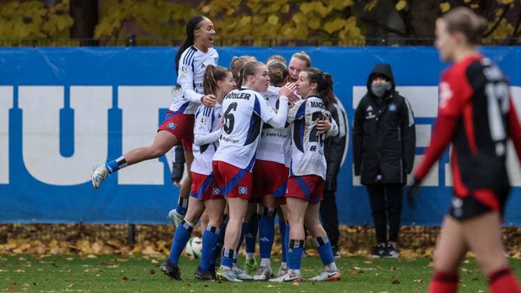 v.li.: Spielerinnen vom Hamburger SV mit Torjubel, Jubel, jubeln, jubelt, optimistisch, Spielszene, Highlight, Freude über das Tor zum 1:1, DIE DFB-RICHTLINIEN UNTERSAGEN JEGLICHE NUTZUNG VON FOTOS ALS SEQUENZBILDER UND ODER VIDEOÄHNLICHE FOTOSTRECKEN. DFB REGULATIONS PROHIBIT ANY USE OF PHOTOGRAPHS AS IMAGE SEQUENCES AND OR QUASI-VIDEO., 17.11.2024, Hamburg (Deutschland), Fussball, 2. Frauen-Bundesliga, Hamburger SV - 1. FC Nürnberg