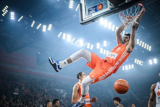 Bilder des Jahres 2024, Sport 11 November Sport Themen der Woche KW46 Sport Bilder des Tages Germany, Neu Ulm, 17.11.2024, Neu Ulm, ratiopharm ulm vs BG Göttingen - Basketball Bundesliga, Marcio Santos (ratiopharm ulm) controls the Ball ratiopharm Arena Neu Ulm Germany *** Germany, Neu Ulm, 17 11 2024, Neu Ulm, ratiopharm ulm vs BG Göttingen Basketball Bundesliga, Marcio Santos ratiopharm ulm controls the ball ratiopharm Arena Neu Ulm Germany eu-images-541