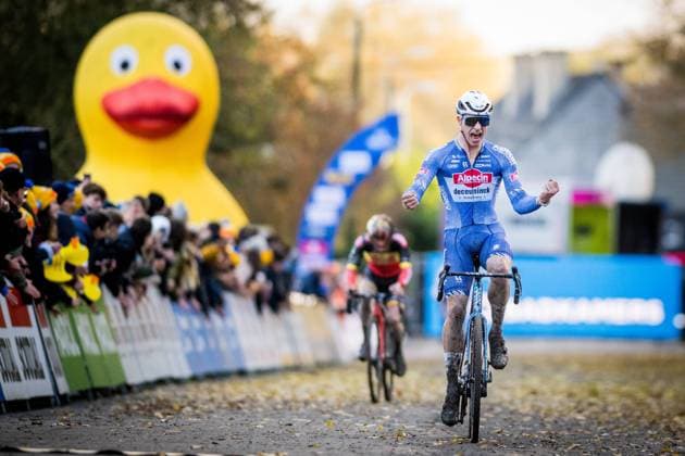 Bilder des Jahres 2024, Sport 11 November Sport Themen der Woche KW46 Sport Bilder des Tages Belgian Niels Vandeputte celebrates as he crosses the finish line to win the men elite race of the Flandriencross cyclocross cycling event, stage 3 8 in the X20 Badkamers Trofee competition, Sunday 17 November 2024 in Hamme. JASPERxJACOBS  x105621281x