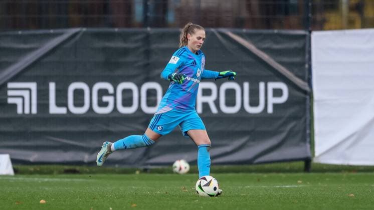 v.li.: Inga Schuldt (Torhüterin, Torwart, Hamburger SV, 1) am Ball, Freisteller, Einzelbild, Ganzkörper, Aktion, Action, Spielszene, DIE DFB-RICHTLINIEN UNTERSAGEN JEGLICHE NUTZUNG VON FOTOS ALS SEQUENZBILDER UND ODER VIDEOÄHNLICHE FOTOSTRECKEN. DFB REGULATIONS PROHIBIT ANY USE OF PHOTOGRAPHS AS IMAGE SEQUENCES AND OR QUASI-VIDEO., 17.11.2024, Hamburg (Deutschland), Fussball, 2. Frauen-Bundesliga, Hamburger SV - 1. FC Nürnberg