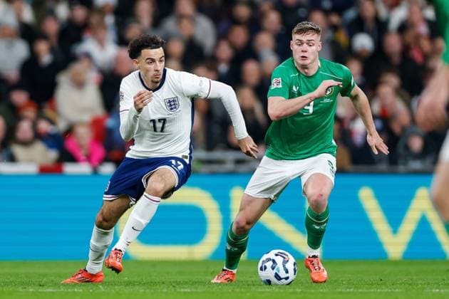 Curtis Jones of England in action with the ball whilst being followed by Evan Ferguson of Ireland England v Republic of Ireland, Football, UEFA Nations League, Wembley Stadium, Wembley, London, UK - 17 11 2024 Editorial use only  Copyright: xMATTHEWxIMPEY Shutterstockx 14915891aj