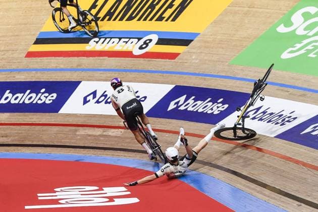 Bilder des Jahres 2024, Sport 11 November Sport Themen der Woche KW46 Sport Bilder des Tages Belgian Milan Van den Haute with a crash during the sixth and last day of the Zesdaagse Vlaanderen-Gent six-day indoor Track cycling, Rad, Radsport, Bahnrad, Bahn event at the indoor cycling arena t Kuipke, Sunday 17 November 2024, in Gent.  x105634837x