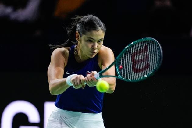 Sport Bilder des Tages November 17, 2024, Malaga, Malaga, SPAIN: Emma Raducanu of Great Britain in action against Rebecca Marino of Canada during tennis match between Canada and Great Britain during The Billie Jean King Cup at Martin Carpena Pavilion stadium on November 17, 2024, in Malaga, Spain Malaga SPAIN - ZUMAa181 20241117_zaa_a181_347 Copyright: xJoaquinxCorcherox