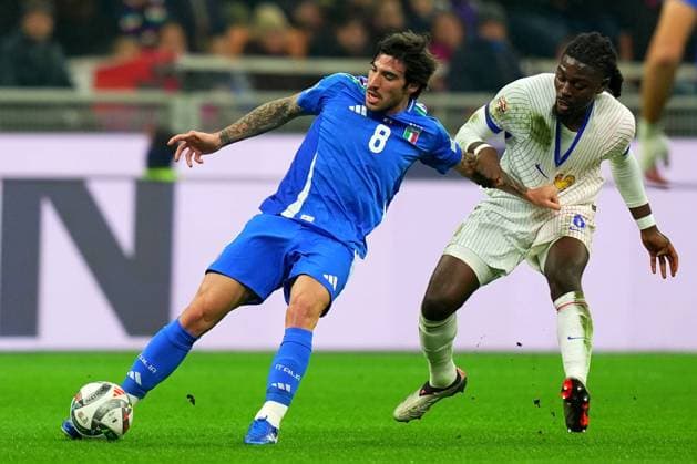 Italy s Sando Tonal fight for the ball with France s Jules Kounde during the Uefa Nations League soccer match between Italy and France at the San Siro Stadium in Milan, north Italy - Sunday , November 17 , 2024. - Soccer .  Copyright: xSpada LaPressex