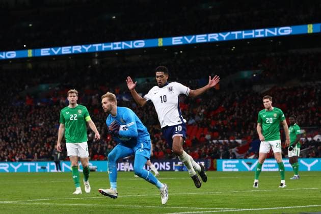 London, England, November 17th 2024: Caoimhin Kelleher (1 Ireland) catches the ball while receiving pressure from Jude Bellingham (10 England) during the UEFA Nations League game between England and Ireland at Wembley Stadium in London, England (Alexander Canillas SPP) Copyright: xAlexanderxCanillas SPPx spp-en-AlCa-C5V_3261