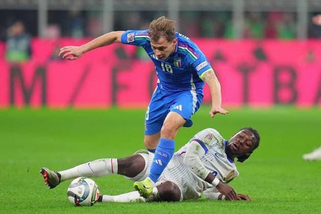 italy s Nicolo Barella fight for the ball with france s manu kone during the Uefa Nations League soccer match between Italy and France at the San Siro Stadium in Milan, north Italy - Sunday , November 17 , 2024. - Soccer .  Copyright: xSpada LaPressex