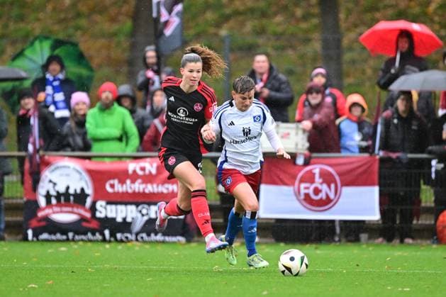 Fußball I Frauen I Saison 2024-2025 I 2. Bundesliga I 11. Spieltag I Hamburger SV - 1. FC Nürnberg I 17.11.2024 Nina Schneider (29, 1. FC Nürnberg) Jobina Verena Lahr (31, Hamburger SV) Hamburg Am Volkspark Hamburg Deutschland Copyright: xLobeca FelixxSchlikisx