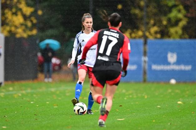 Fußball I Frauen I Saison 2024-2025 I 2. Bundesliga I 11. Spieltag I Hamburger SV - 1. FC Nürnberg I 17.11.2024 Jana Braun (15, Hamburger SV) Jonna Brengel (17, 1. FC Nürnberg) Hamburg Am Volkspark Hamburg Deutschland Copyright: xLobeca FelixxSchlikisx