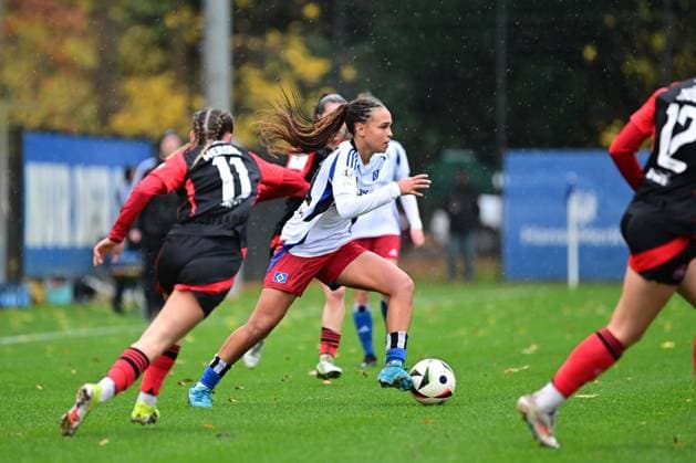 Fußball I Frauen I Saison 2024-2025 I 2. Bundesliga I 11. Spieltag I Hamburger SV - 1. FC Nürnberg I 17.11.2024 Lara Meroni (11, 1. FC Nürnberg) Lisa Baum (11, Hamburger SV) Hamburg Am Volkspark Hamburg Deutschland Copyright: xLobeca FelixxSchlikisx