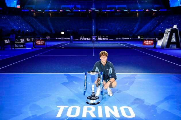 Bilder des Jahres 2024, Sport 11 November Sport Themen der Woche KW46 Sport Bilder des Tages 17th November 2024; Inalpi Arena, Turin, Italy; Nitto ATP, Tennis Herren Finals 2024 Day 8; Jannik Sinner of Italy lifts the Nitto ATP Finals trophy after victory against Taylor Fritz of the United States  ActionPlus12716964 BestxImages