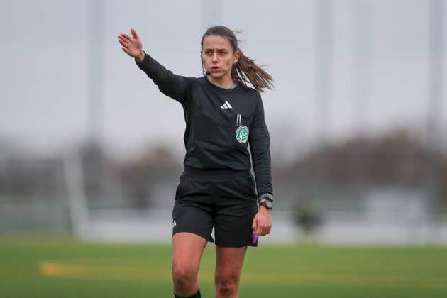 Sport Themen der Woche KW46 17.11.2024, Frauen, Fussball, Saison 2024 2025, 2. Frauen-Bundesliga, 11. Spieltag: SV 67 Weinberg - SC Sand Schiedsrichterin Marie-Theres Muehlbauer (SV Poelling) gestikuliert, Arme, Haende, gibt Anweisungen Rosstal Sportanlage Rosstal Bayern Deutschland *** 17 11 2024, Women, Soccer, Season 2024 2025, 2 Women Bundesliga, 11 Matchday SV 67 Weinberg SC Sand Referee Marie Theres Muehlbauer SV Poelling gestures, arms, hands, gives instructions Rosstal Sportanlage Rosstal Bayern Germany