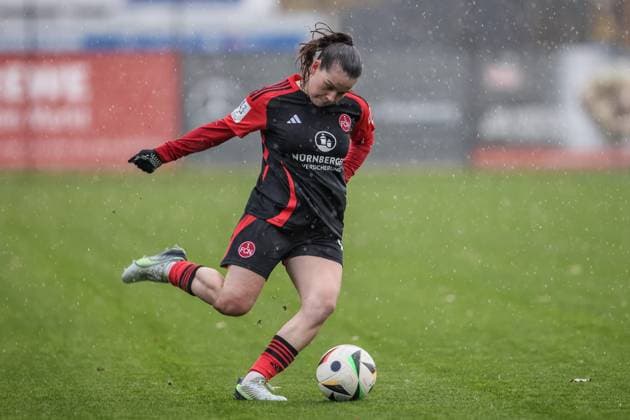 v.li.: Jonna Brengel (1. FC Nürnberg, 17) am Ball, Freisteller, Einzelbild, Ganzkörper, Aktion, Action, Spielszene, DIE DFB-RICHTLINIEN UNTERSAGEN JEGLICHE NUTZUNG VON FOTOS ALS SEQUENZBILDER UND ODER VIDEOÄHNLICHE FOTOSTRECKEN. DFB REGULATIONS PROHIBIT ANY USE OF PHOTOGRAPHS AS IMAGE SEQUENCES AND OR QUASI-VIDEO., 17.11.2024, Hamburg (Deutschland), Fussball, 2. Frauen-Bundesliga, Hamburger SV - 1. FC Nürnberg