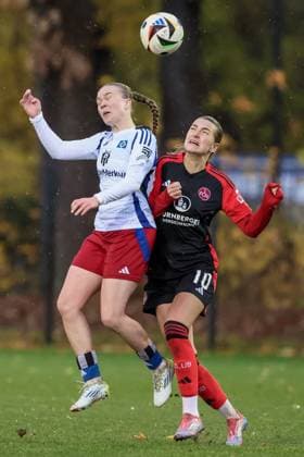 v.li.: Annaleen Böhler (Hamburger SV, 6) und Medina Desic (1. FC Nürnberg, 10) im Zweikampf, Duell, Dynamik, Aktion, Action, Spielszene, DIE DFB-RICHTLINIEN UNTERSAGEN JEGLICHE NUTZUNG VON FOTOS ALS SEQUENZBILDER UND ODER VIDEOÄHNLICHE FOTOSTRECKEN. DFB REGULATIONS PROHIBIT ANY USE OF PHOTOGRAPHS AS IMAGE SEQUENCES AND OR QUASI-VIDEO., 17.11.2024, Hamburg (Deutschland), Fussball, 2. Frauen-Bundesliga, Hamburger SV - 1. FC Nürnberg