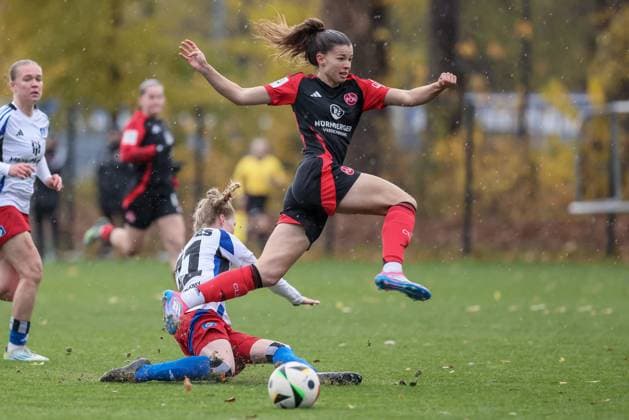 v.li.: Jaqueline Dönges (Hamburger SV, 21) und Nele Bauereisen (1. FC Nürnberg, 23) im Zweikampf, Duell, Dynamik, Aktion, Action, Spielszene, DIE DFB-RICHTLINIEN UNTERSAGEN JEGLICHE NUTZUNG VON FOTOS ALS SEQUENZBILDER UND ODER VIDEOÄHNLICHE FOTOSTRECKEN. DFB REGULATIONS PROHIBIT ANY USE OF PHOTOGRAPHS AS IMAGE SEQUENCES AND OR QUASI-VIDEO., 17.11.2024, Hamburg (Deutschland), Fussball, 2. Frauen-Bundesliga, Hamburger SV - 1. FC Nürnberg