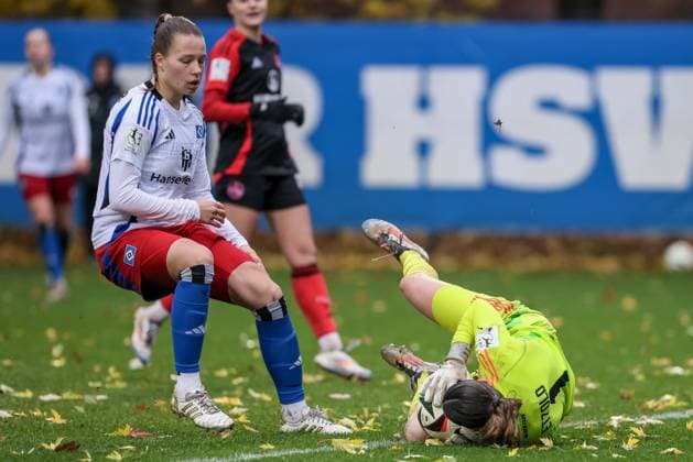 v.li.: Christin Meyer (Hamburger SV, 16) und Hannah Etzold (Torhüterin, Torwart, 1. FC Nürnberg, 1) im Zweikampf, Duell, Dynamik, Aktion, Action, Spielszene, DIE DFB-RICHTLINIEN UNTERSAGEN JEGLICHE NUTZUNG VON FOTOS ALS SEQUENZBILDER UND ODER VIDEOÄHNLICHE FOTOSTRECKEN. DFB REGULATIONS PROHIBIT ANY USE OF PHOTOGRAPHS AS IMAGE SEQUENCES AND OR QUASI-VIDEO., 17.11.2024, Hamburg (Deutschland), Fussball, 2. Frauen-Bundesliga, Hamburger SV - 1. FC Nürnberg